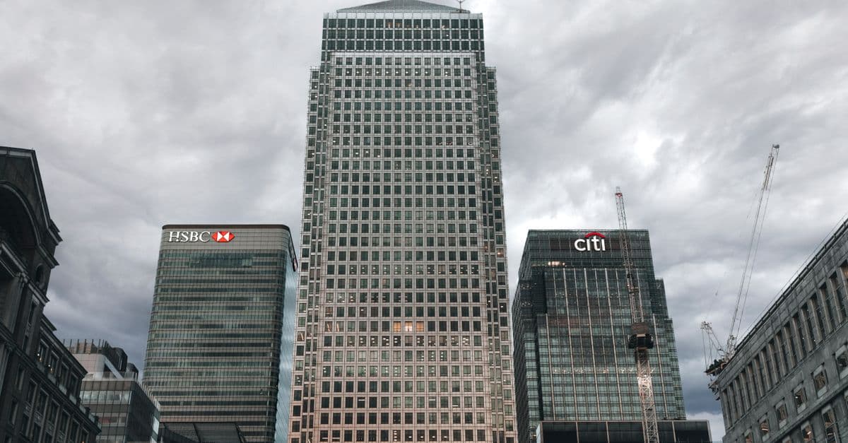 Bankbygg i et finansdistrikt, hvilken bank er best