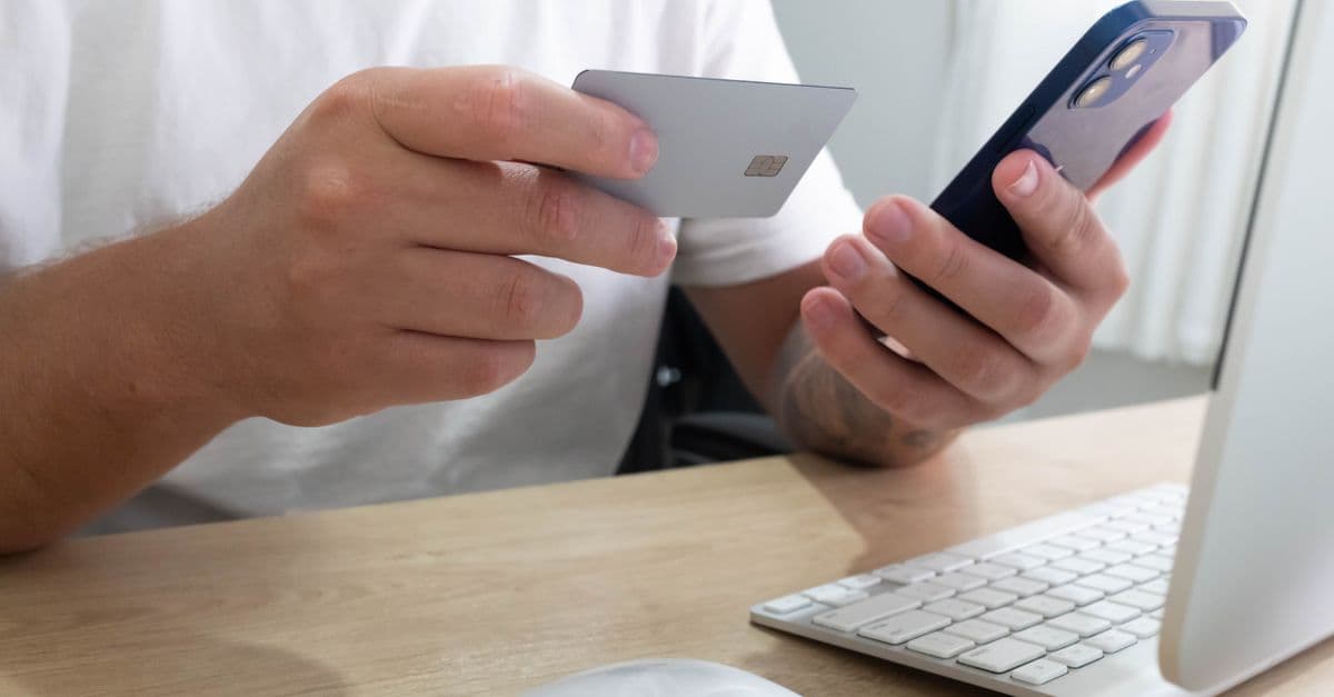 Person som signerer kredittkortsøknad på mobil med BankID mens kortet venter