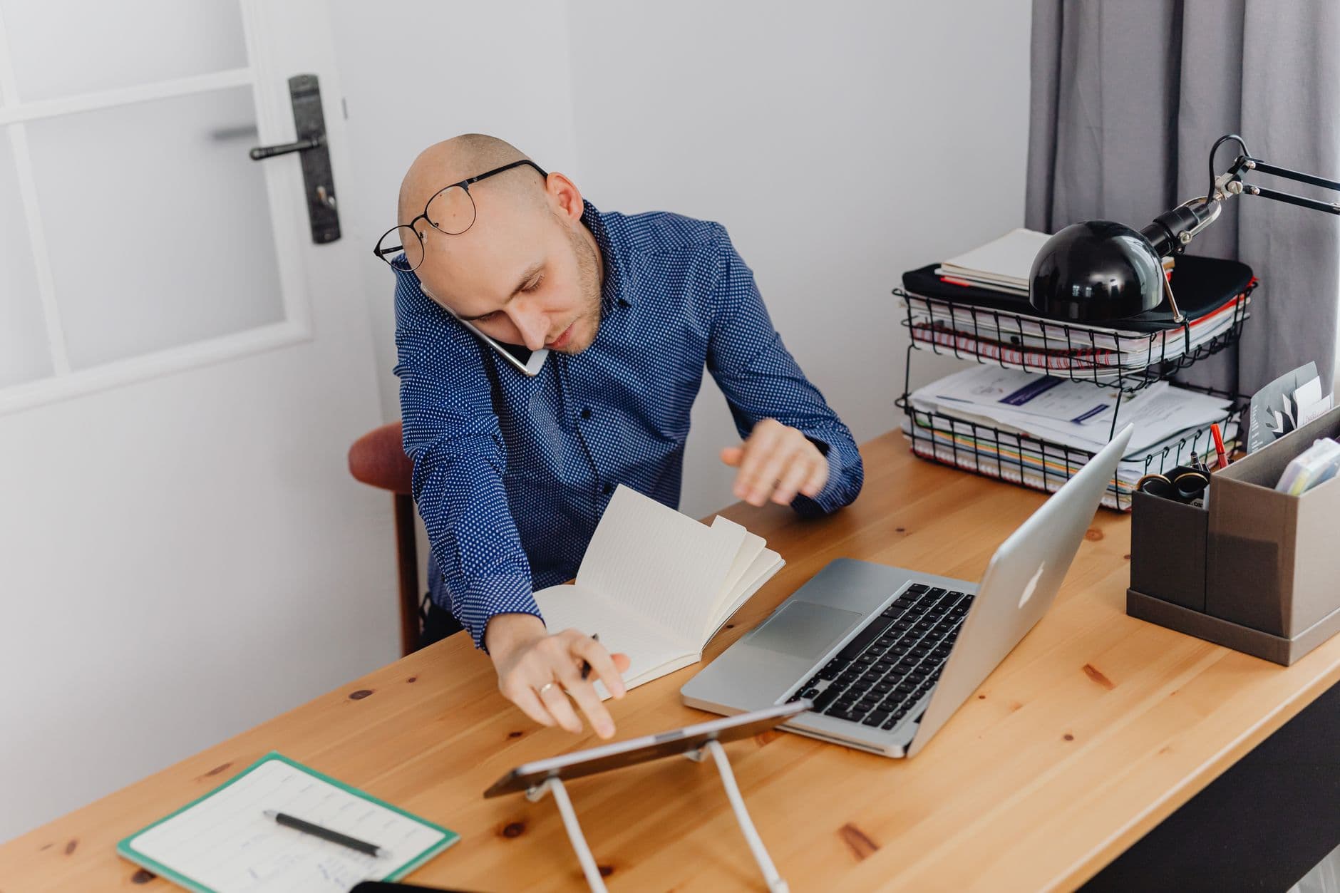 Person regner på privatøkonomi med kalkulator og laptop